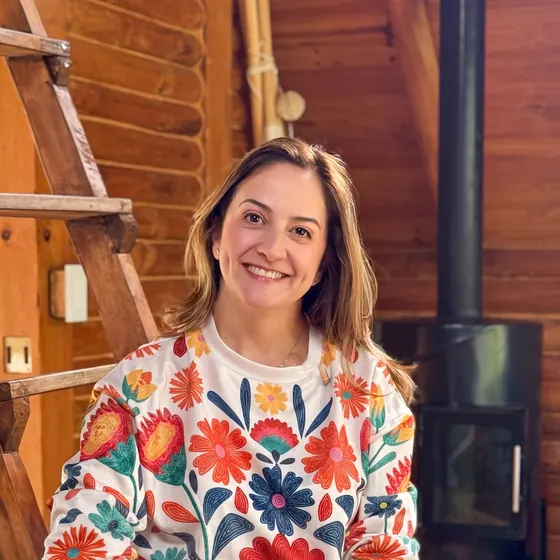 Andrea Toro sonriendo, sentada en Casa Libélula